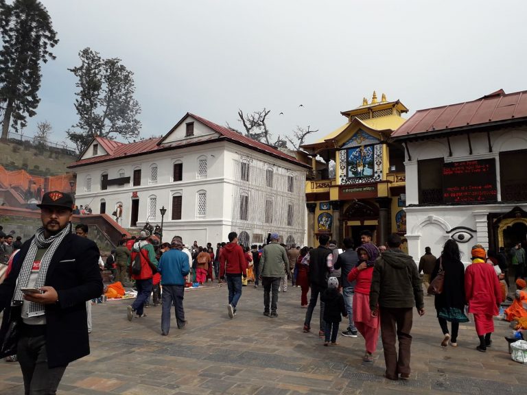 पशुपतिनाथ मूल मन्दिर परिसरको फोटो खिचे मोबाइल जफत