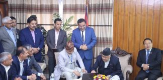 प्रधानमन्त्रीलाई त्रिशुली जलविद्युत कम्पनीको २० कित्ता शेयर