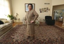 प्रयोग भइसकेका प्लाष्टिक झोलाबाट बन्यो आकर्षक सुट