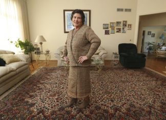 प्रयोग भइसकेका प्लाष्टिक झोलाबाट बन्यो आकर्षक सुट