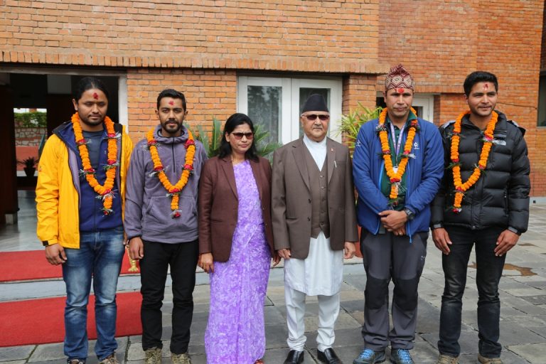सगरमाथाको उचाई नाप्न जाने टोलीलाई प्रधानमन्त्रीले गरे बिदाई