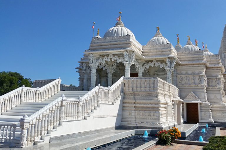 अबुधावीमा मध्यपूर्वकै पहिलो परम्परागत शैलीको भव्य हिन्दू मन्दिर !
