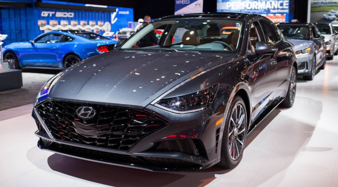 चाबी विनाको हुण्डाई सोनाटा कार, स्मार्टफोनबाट चल्ने