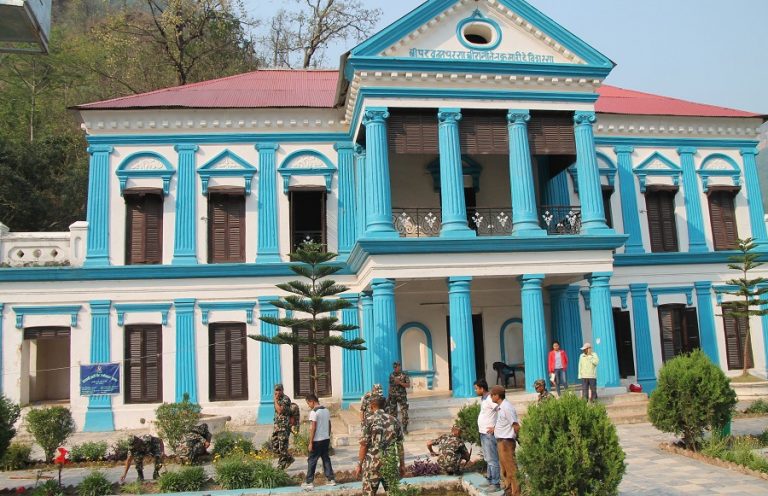 आन्तरिक तथा बाह्य पर्यटकको मनै लाेभ्याउने रानीमहल सरसफाइ