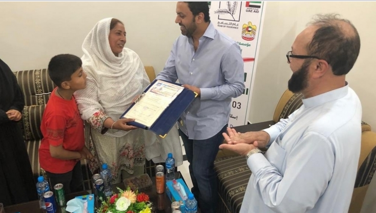 सडकमा फलफूल बेच्ने पाकिस्तानी महिलालाई राजदूतले दिए घर उपहार