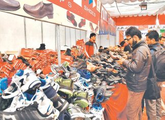 जुत्ता व्यावसायी भन्छन्ः सँधैभरीको मेलाले बजार बिग्रियो, अब वर्षमा एकपटक मात्रै