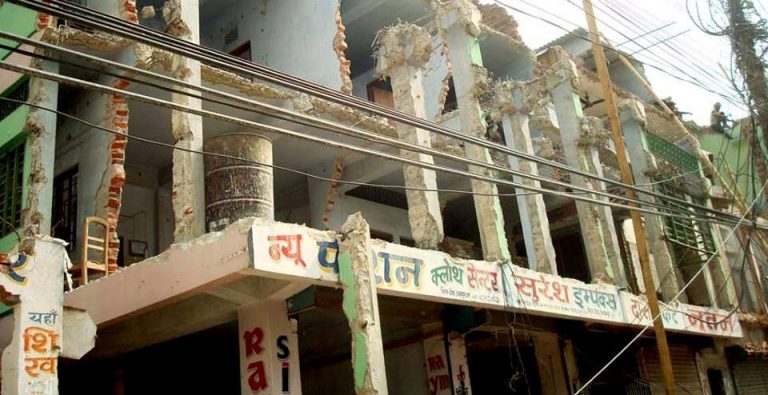 विकासको बौलाहा मोडल: दुई हजार परिवारको जमीन सडकमा गाभियो, १५०० को घर भत्काइयो