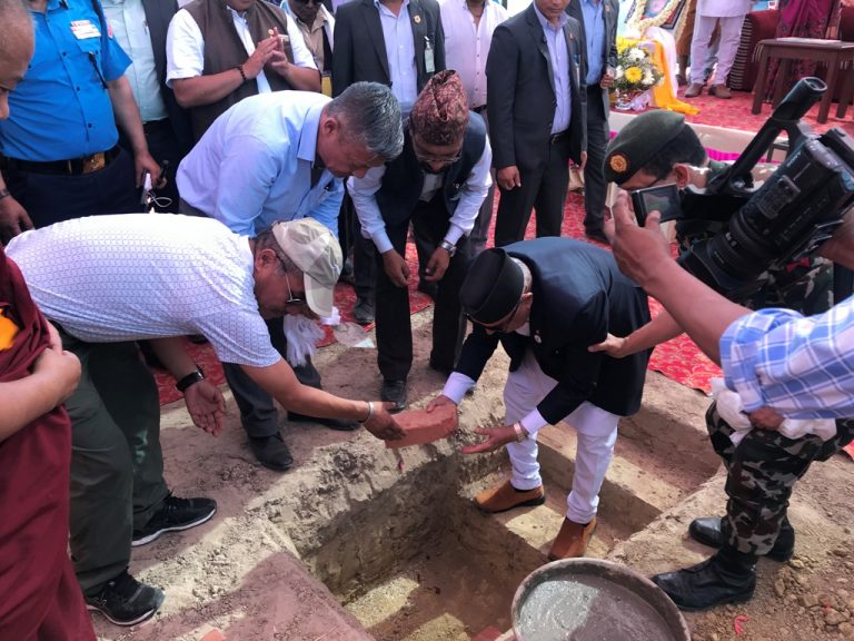 आङछिरिङ परिवारले लुम्विनीमा ५ करोड लगानी गर्ने, प्रधानमन्त्रीले गरे शिलान्यास