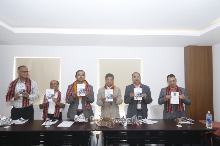आचार्यको ‘बेलायतको वित्तीय अवलोकन’ नेपालमा विमोचन