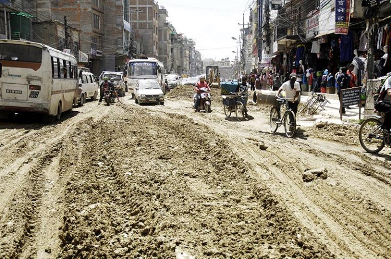 स्थानीयवासीकाे आन्दोलनपछि थली साँखु सडक तत्काल स्तरोन्नति गर्ने सहमति