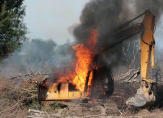 हाइड्राेपावरले प्रयाेग गरेकाे स्काभेटरमा आगजनी