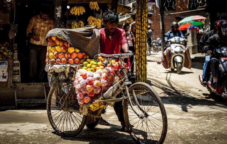 फुटपाथमै हुन्छ फलफूलको दोकान, उपभोक्ताको स्वास्थ्यमा कसले दिने ध्यान ?