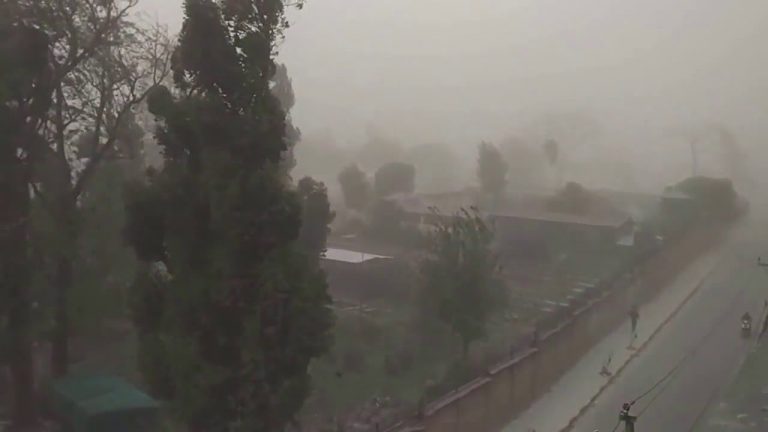भक्तपुरमा हुरीले दुई घरमा क्षति