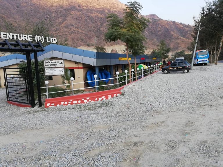 बिपी राजमार्गका होटलमा खाद्य गुणस्तर अनुसारकाे स्टिकर