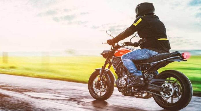 मोटरसाइकल चलाउँदा कसरी सुरक्षित हुने ? यस्ता छन् उपाय