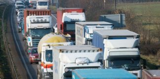 व्यावसायीले गरे दिनभर ट्रक चलाउन नदिने निर्णयकाे विराेध