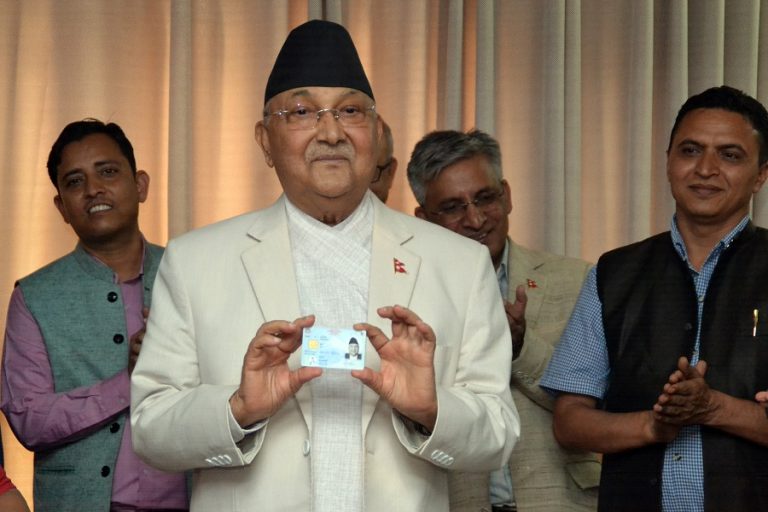 प्रधानमन्त्रीले पाए बायोम्याट्रिक सूचनासहितको राष्ट्रिय परिचयपत्र