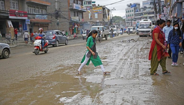 आन्दोलन गर्दा पनि बनेन चाबहिल–साँखु सडक, यात्रुकाे बिजाेग