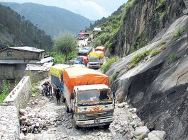 पहिरोले रोक्यो कर्णाली राजमार्ग