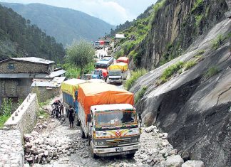 पहिराेकाे कारण कर्णाली राजमार्ग अवरुद्ध