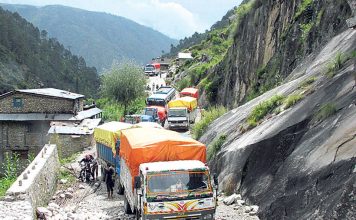 पहिरोले रोक्यो कर्णाली राजमार्ग