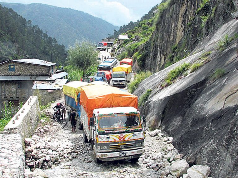 पहिरोले रोक्यो कर्णाली राजमार्ग