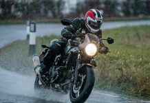 वर्षायाममा मोटरसाइकल वा स्कुटर चलाउदै हुनुहुन्छ ? यसरी बच्न सकिन्छ दुर्घटनाबाट