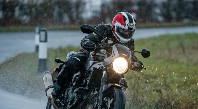 वर्षायाममा मोटरसाइकल वा स्कुटर चलाउँदै हुनुहुन्छ ? यी कुरामा ध्यान दिनुस्