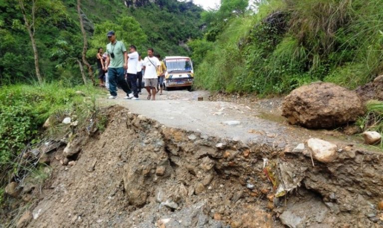 पहिरोले सडक बगाएपछी काठमाडौँ आउने सडक अवरुद्ध