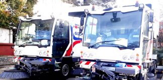 ब्रुमरले बढारेर संकलन गरेकाे धुलाेबाट इँटा बनाइने