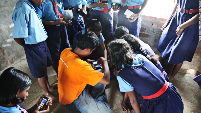 कक्षा १२ सम्म विद्यार्थीलाई मोवाइल निषेध, शिक्षकले पनि चलाउन नपाउने