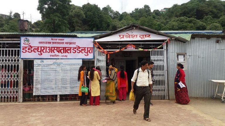 वडाअध्यक्षकै नेतृत्वमा चिकित्सकमाथि आक्रमण, डडेल्धुरा अस्पताल बन्द