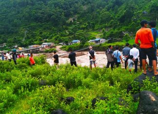 अर्बौ लगानीका आयोजना सम्भावित विपदप्रति बेखबर, अकालमा मर्दैछन् मजदूर