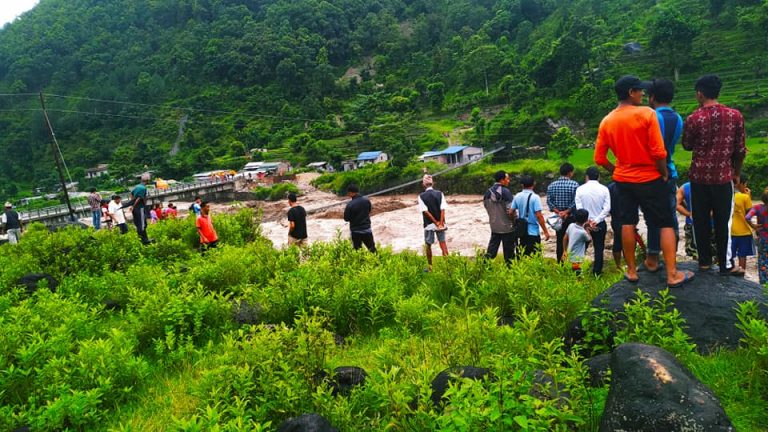अर्बौ लगानीका आयोजना सम्भावित विपदप्रति बेखबर, अकालमा मर्दैछन् मजदूर
