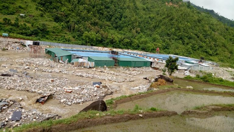 निर्माणाधीन ह्वासिन सिमेन्ट उद्योग बाढीले बगायो, पाँच मजदूर बाढीमा फसे