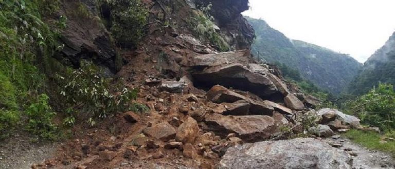 पहिरोले मेची राजमार्ग अवरुद्ध