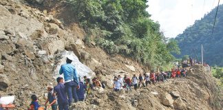 अवरुद्ध मध्यपहाडी राजमार्ग खुल्यो