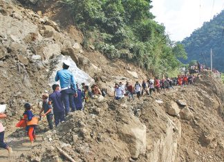 अवरुद्ध मध्यपहाडी राजमार्ग खुल्यो