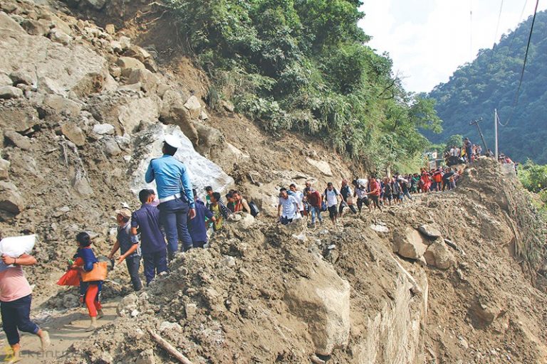 अवरुद्ध मध्यपहाडी राजमार्ग खुल्यो