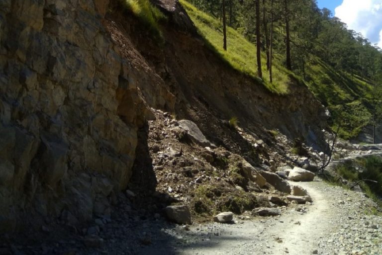 पहिरोको कारण दुई सातादेखि सडक अवरुद्ध