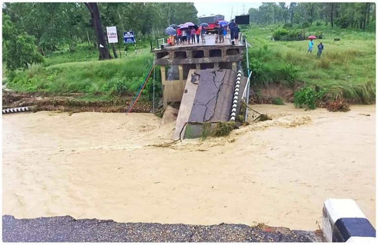 बाढीले महोत्तरीको २४ सडकमा क्षति, सडक सञ्जाल अस्तव्यस्त