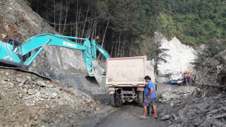 मध्यपहाडी लोकमार्गको काम एक महीनाका लागि रोकियो