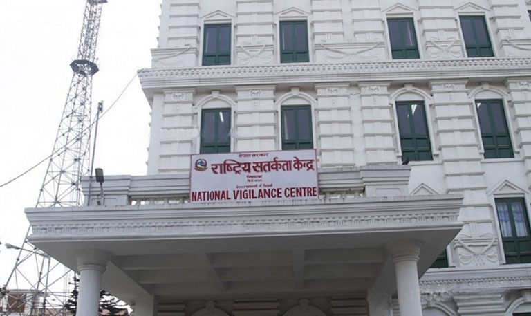 समयमा हाजिर नहुने र पाेशाक नलगाउने २५ सय कर्मचारीलाई कारवाही