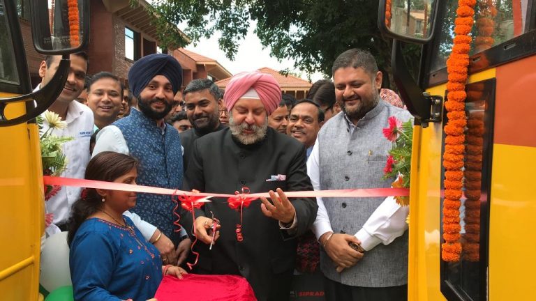 भारतको ७३ औं स्वतन्त्रता दिवस मनाइयो, नेपाललाई दियाे ३० एम्बुलेन्स र ६ बस