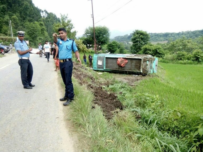 पृथ्वी राजमार्गमा बस दुर्घटना, १३ यात्रु घाइते