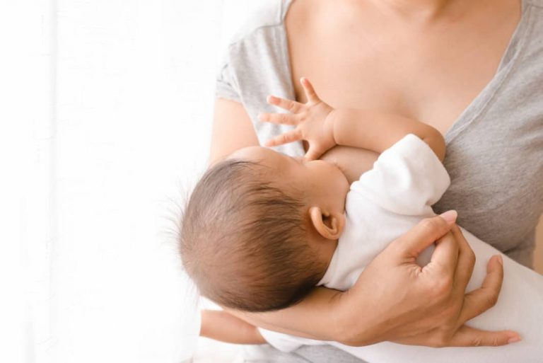 बच्चालाई आमा बाहेक अन्य महिलाको स्तनपान गराउनु कतिको सुरक्षित ?