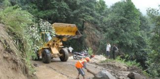 धुन्चे-रसुवागढी सडकको बिजाेग, सवारी सञ्चालनमा कठिन