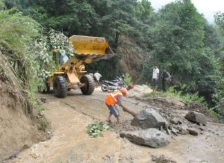 धुन्चे-रसुवागढी सडकको बिजाेग, सवारी सञ्चालनमा कठिन