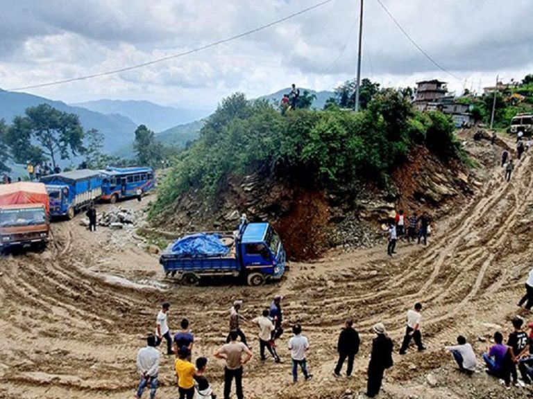साँगु–चरिकोट सडक मर्मतमा ढिलाई, बिरामीलाई हेलिकप्टरबाट ल्याउनुपर्ने  बाध्यता