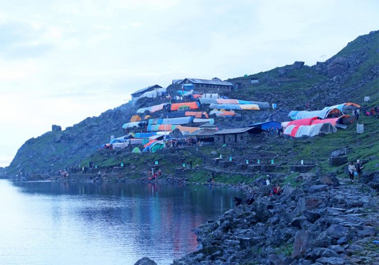 गोसाइँकुण्डमा भक्तजनको भीड